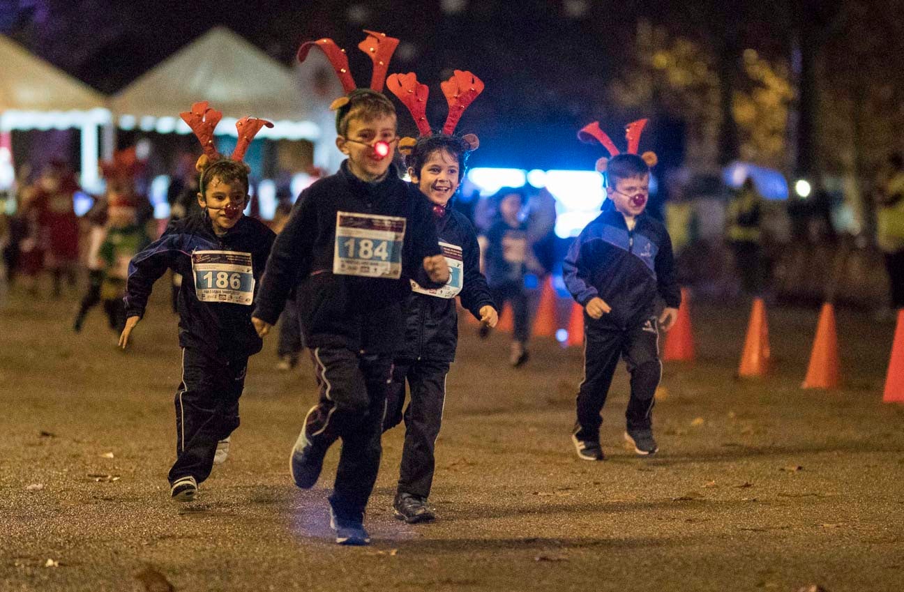 Ni el mal tiempo ni el frío han impedido que decenas de niños hayan partido en las carreras de las distintas categorías de esta tradicional carrera navideña