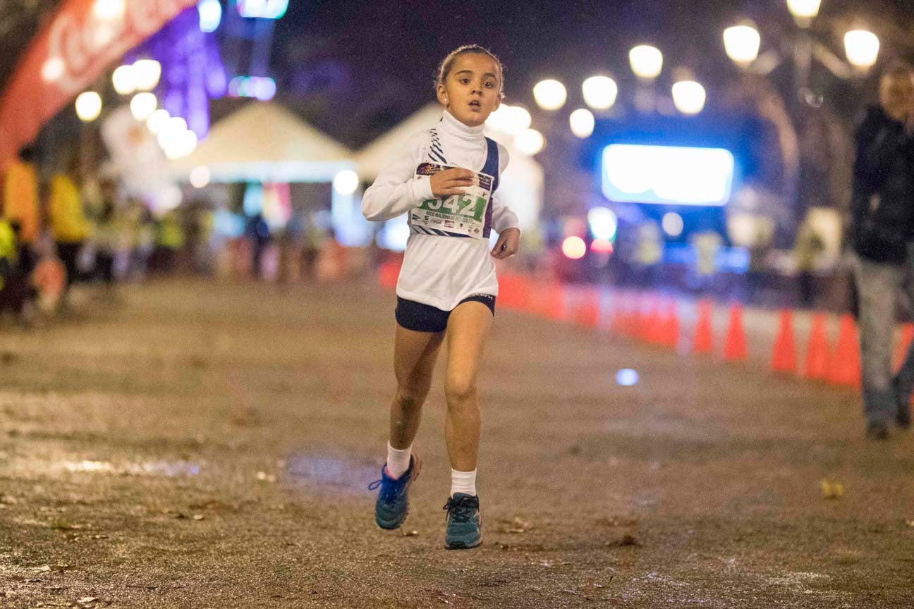 Ni el mal tiempo ni el frío han impedido que decenas de niños hayan partido en las carreras de las distintas categorías de esta tradicional carrera navideña