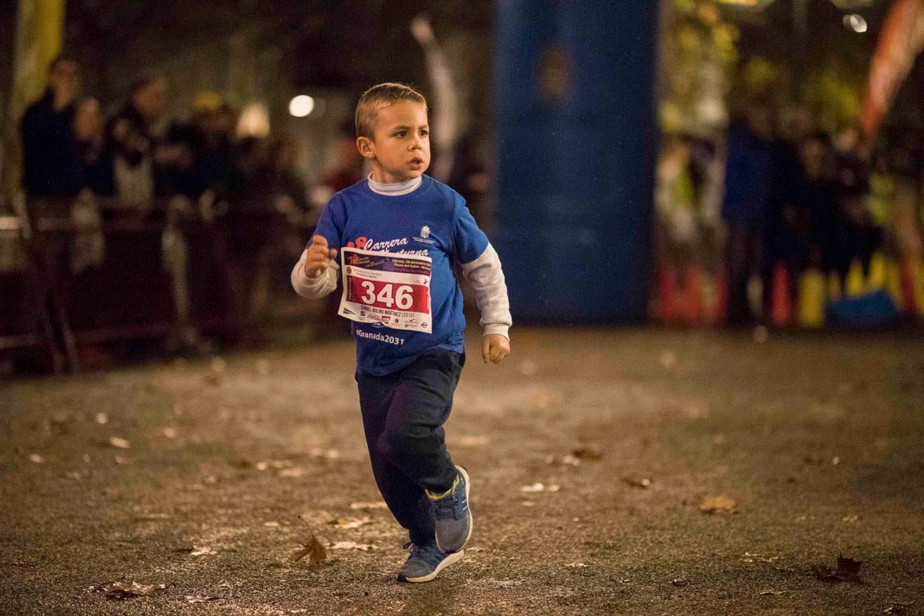 Ni el mal tiempo ni el frío han impedido que decenas de niños hayan partido en las carreras de las distintas categorías de esta tradicional carrera navideña