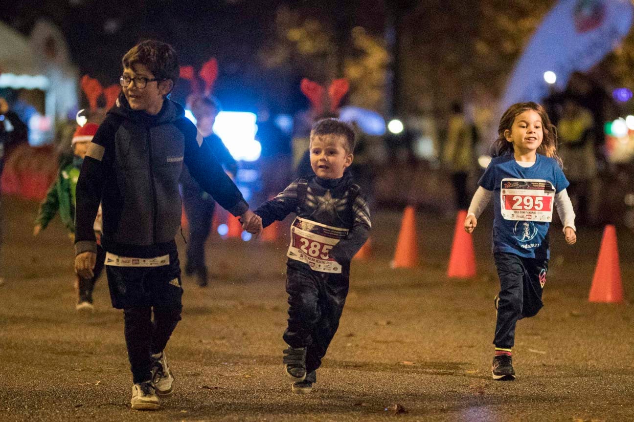 Ni el mal tiempo ni el frío han impedido que decenas de niños hayan partido en las carreras de las distintas categorías de esta tradicional carrera navideña