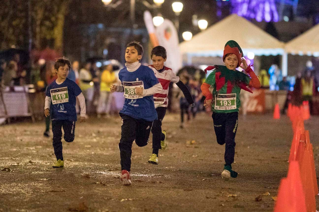 Ni el mal tiempo ni el frío han impedido que decenas de niños hayan partido en las carreras de las distintas categorías de esta tradicional carrera navideña