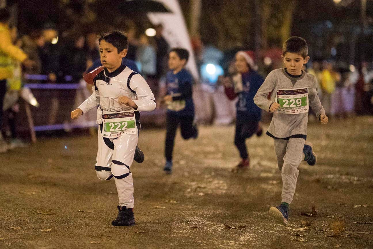 Ni el mal tiempo ni el frío han impedido que decenas de niños hayan partido en las carreras de las distintas categorías de esta tradicional carrera navideña