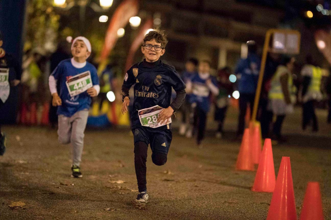 Ni el mal tiempo ni el frío han impedido que decenas de niños hayan partido en las carreras de las distintas categorías de esta tradicional carrera navideña