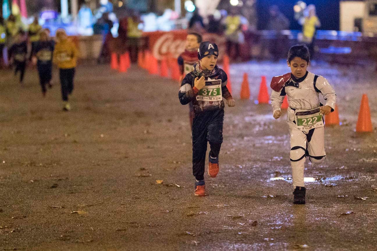 Ni el mal tiempo ni el frío han impedido que decenas de niños hayan partido en las carreras de las distintas categorías de esta tradicional carrera navideña