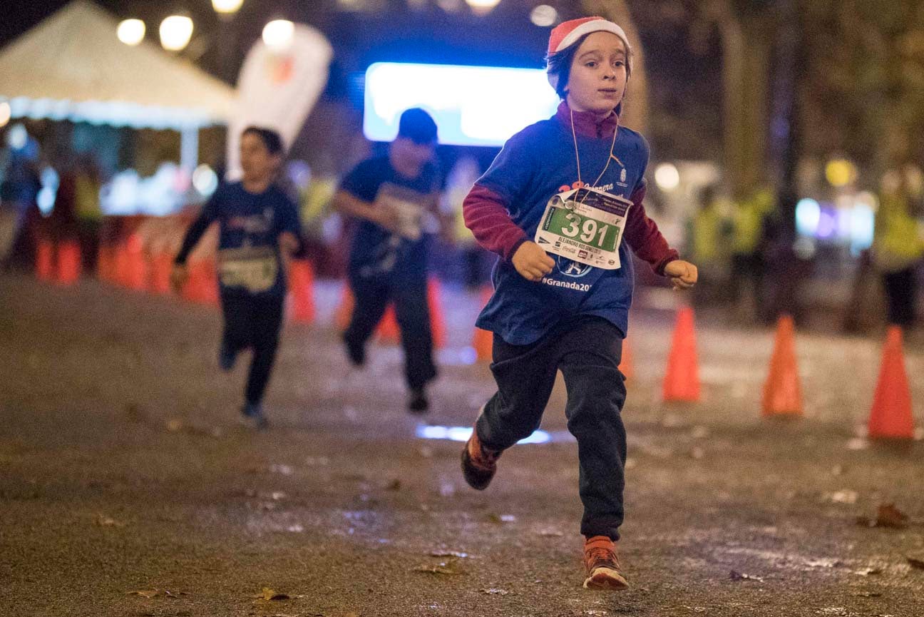 Ni el mal tiempo ni el frío han impedido que decenas de niños hayan partido en las carreras de las distintas categorías de esta tradicional carrera navideña