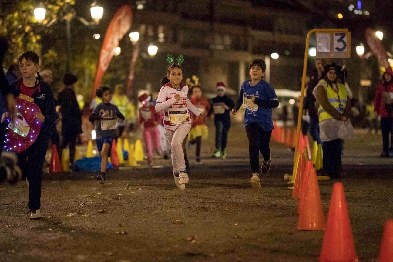 Ni el mal tiempo ni el frío han impedido que decenas de niños hayan partido en las carreras de las distintas categorías de esta tradicional carrera navideña