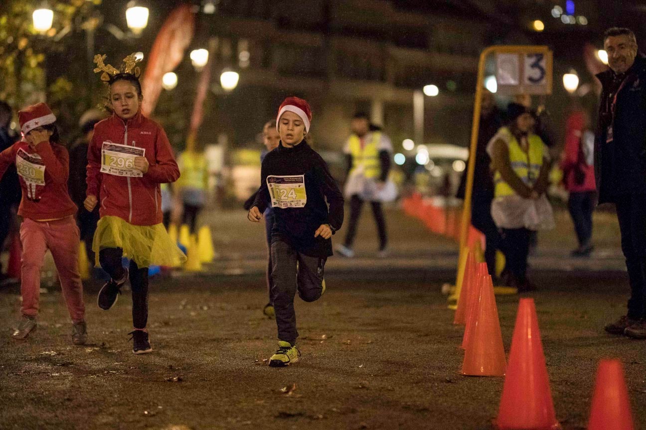 Ni el mal tiempo ni el frío han impedido que decenas de niños hayan partido en las carreras de las distintas categorías de esta tradicional carrera navideña