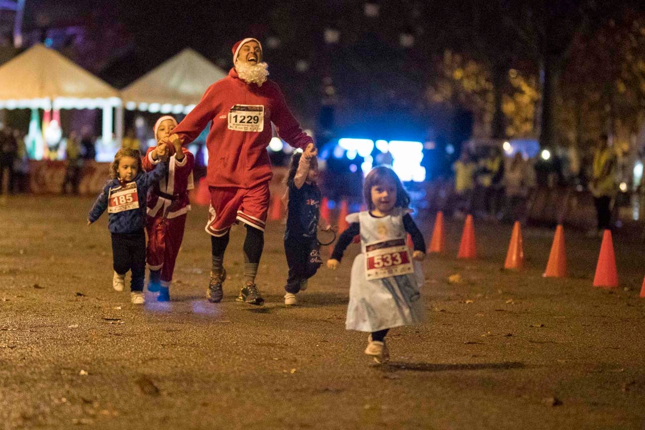 Ni el mal tiempo ni el frío han impedido que decenas de niños hayan partido en las carreras de las distintas categorías de esta tradicional carrera navideña