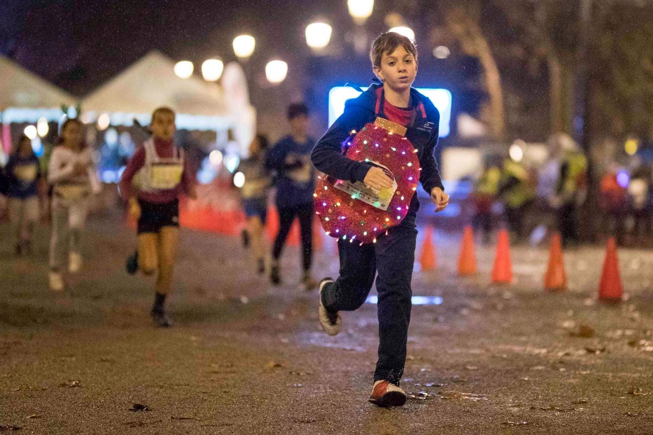 Ni el mal tiempo ni el frío han impedido que decenas de niños hayan partido en las carreras de las distintas categorías de esta tradicional carrera navideña