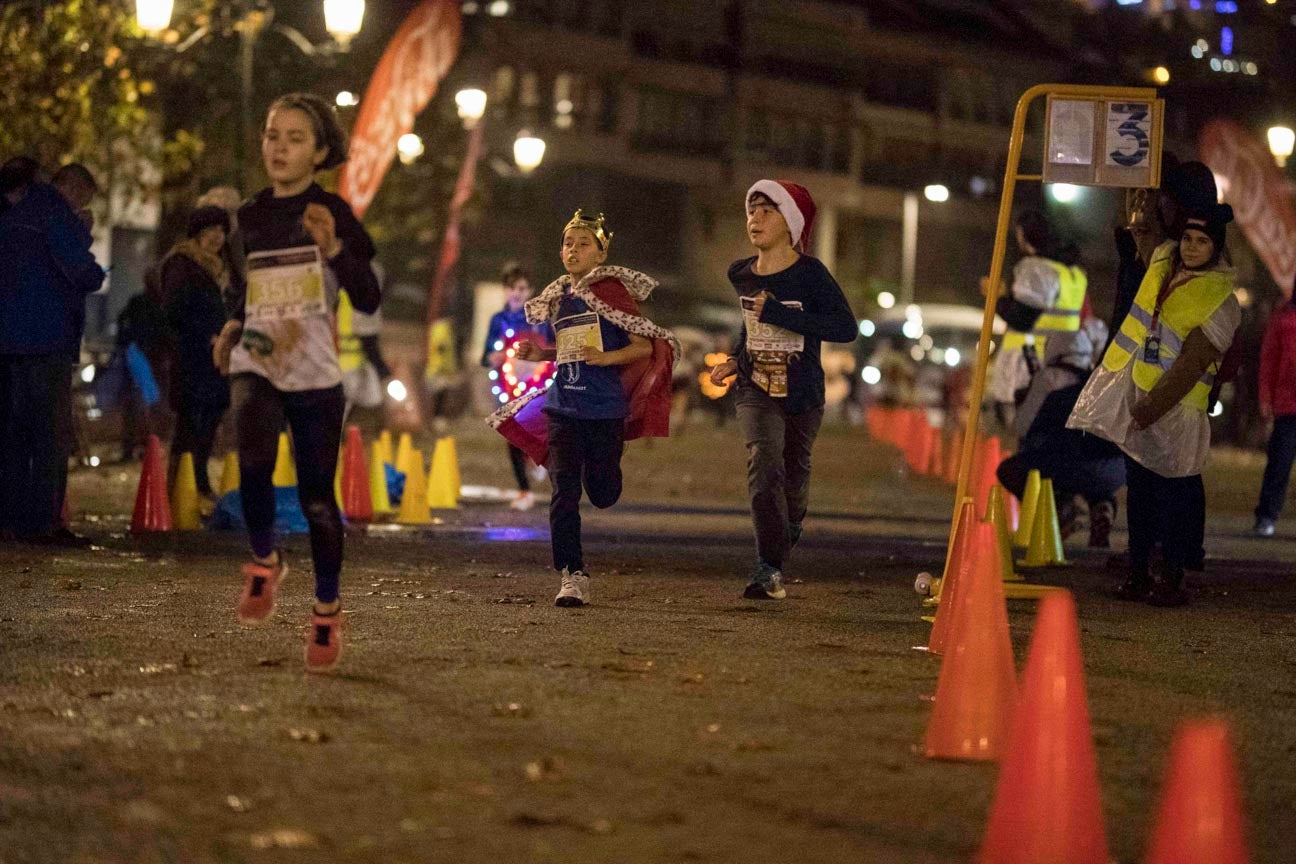 Ni el mal tiempo ni el frío han impedido que decenas de niños hayan partido en las carreras de las distintas categorías de esta tradicional carrera navideña