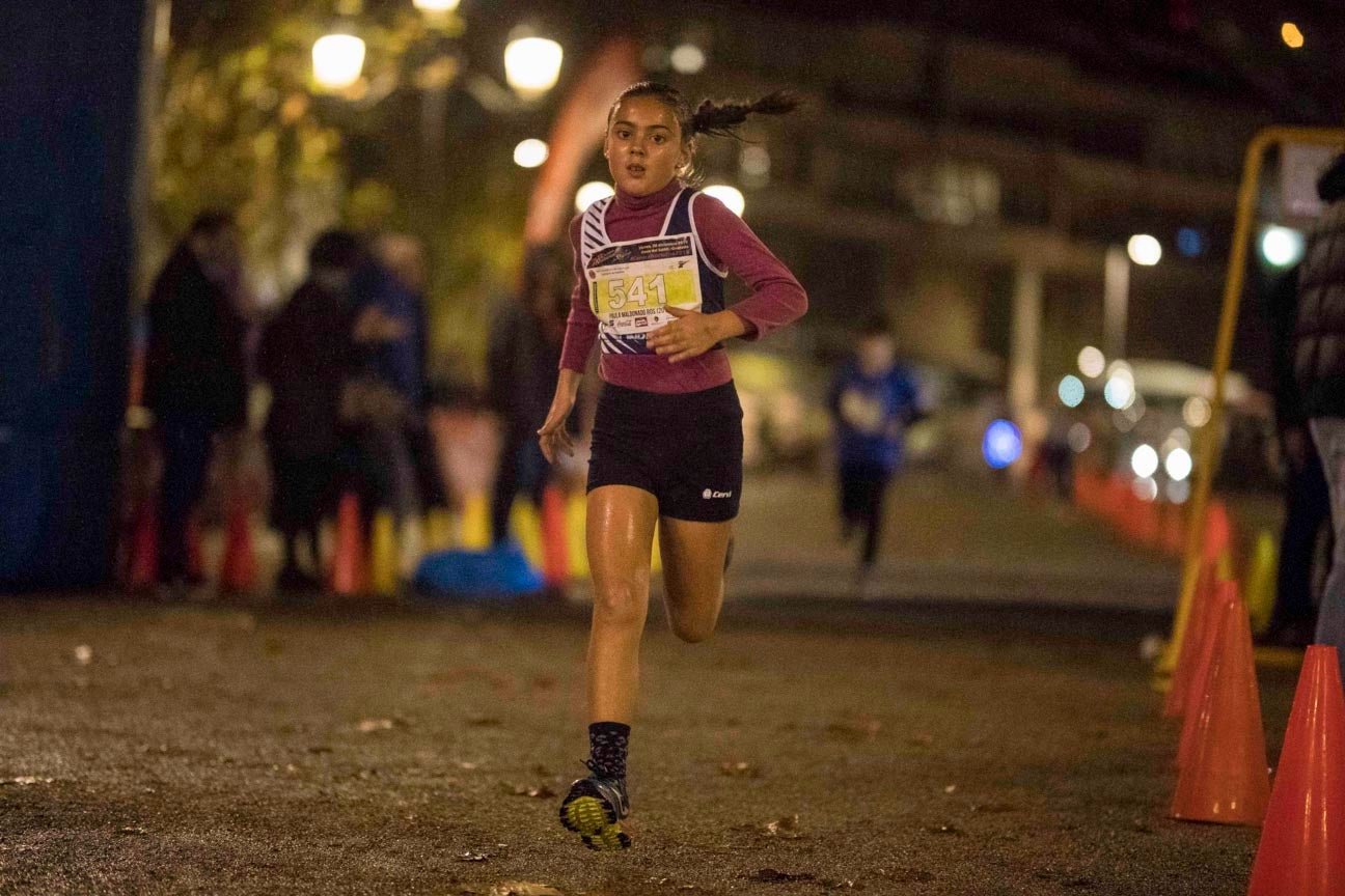 Ni el mal tiempo ni el frío han impedido que decenas de niños hayan partido en las carreras de las distintas categorías de esta tradicional carrera navideña