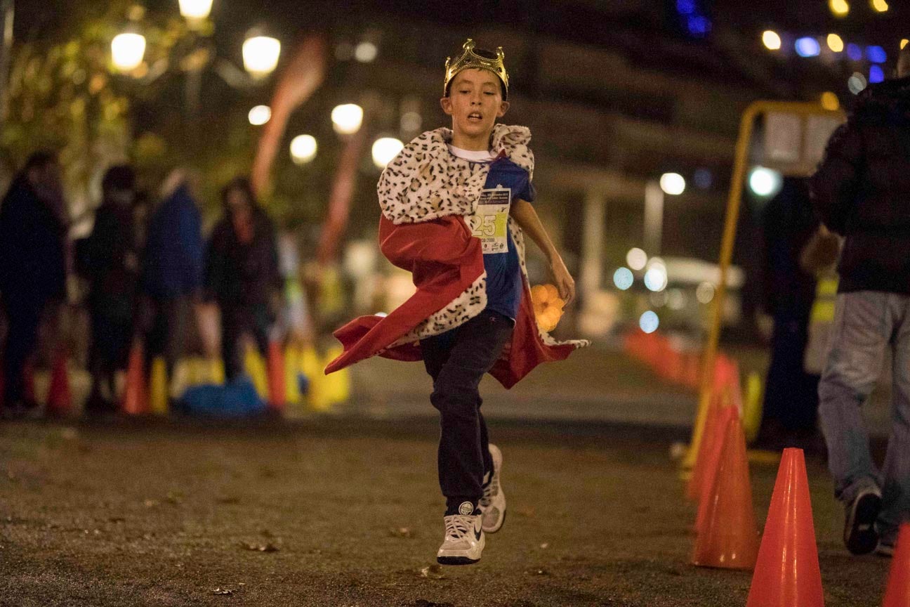 Ni el mal tiempo ni el frío han impedido que decenas de niños hayan partido en las carreras de las distintas categorías de esta tradicional carrera navideña