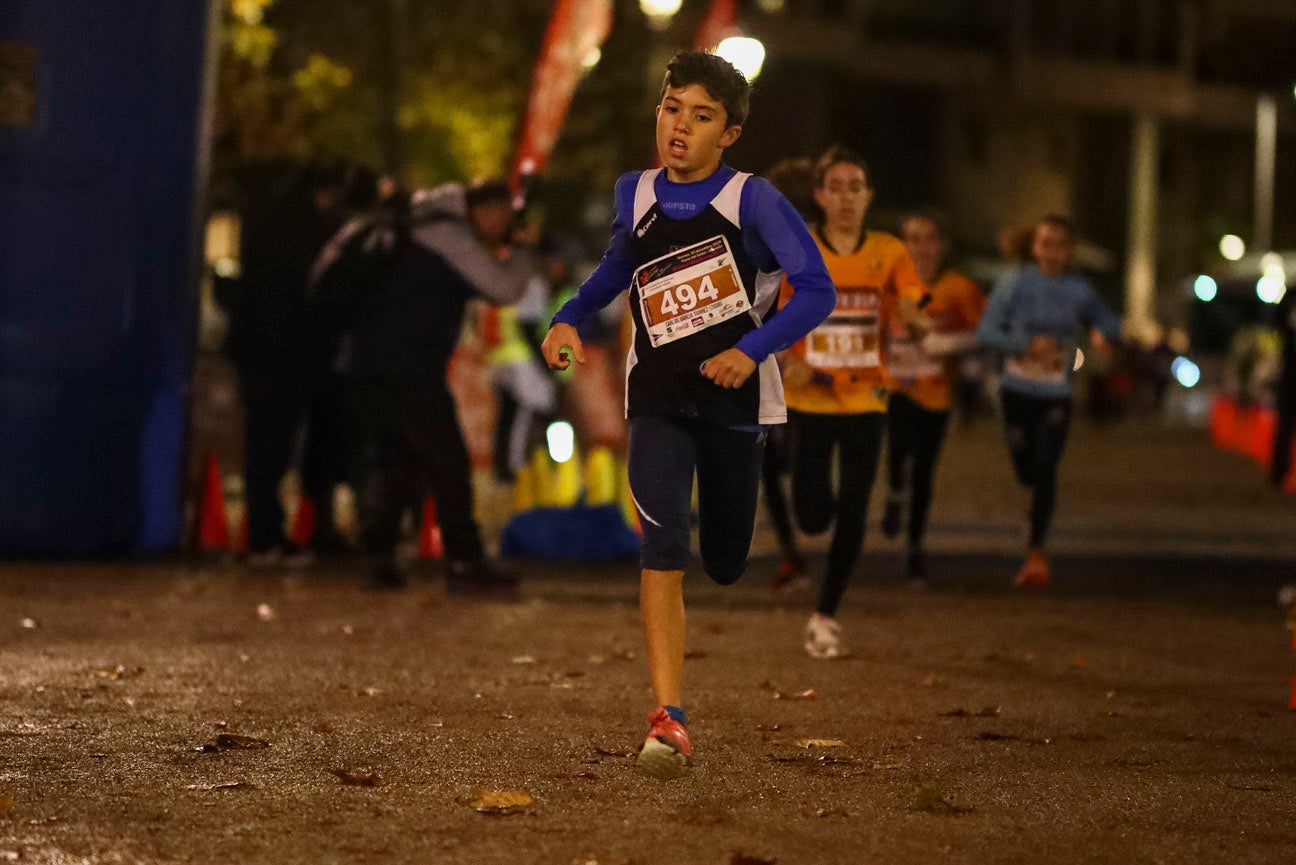 Ni el mal tiempo ni el frío han impedido que decenas de niños hayan partido en las carreras de las distintas categorías de esta tradicional carrera navideña