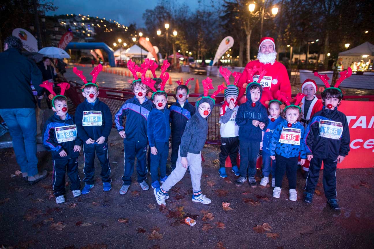 Ni el mal tiempo ni el frío han impedido que decenas de niños hayan partido en las carreras de las distintas categorías de esta tradicional carrera navideña