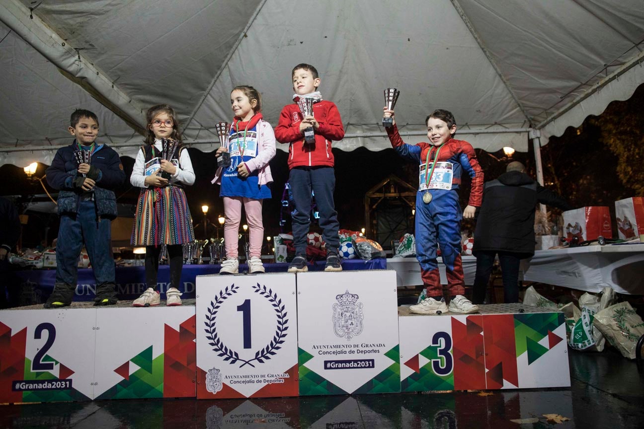 Ni el mal tiempo ni el frío han impedido que decenas de niños hayan partido en las carreras de las distintas categorías de esta tradicional carrera navideña