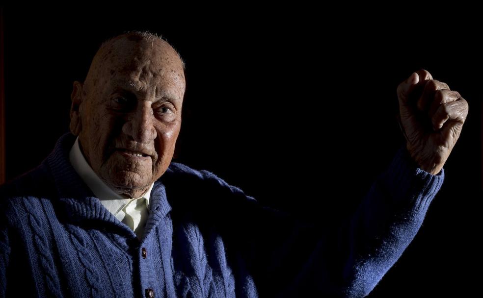 Pepe Díaz levanta el puño izquierdo y canta La Internacional en su domicilio del barrio de Los Pajaritos.