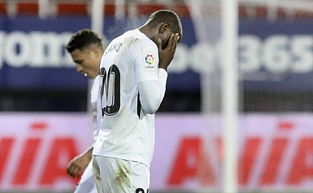 Adrián Ramos se despidió del Granada con tristeza en Ipurua. 