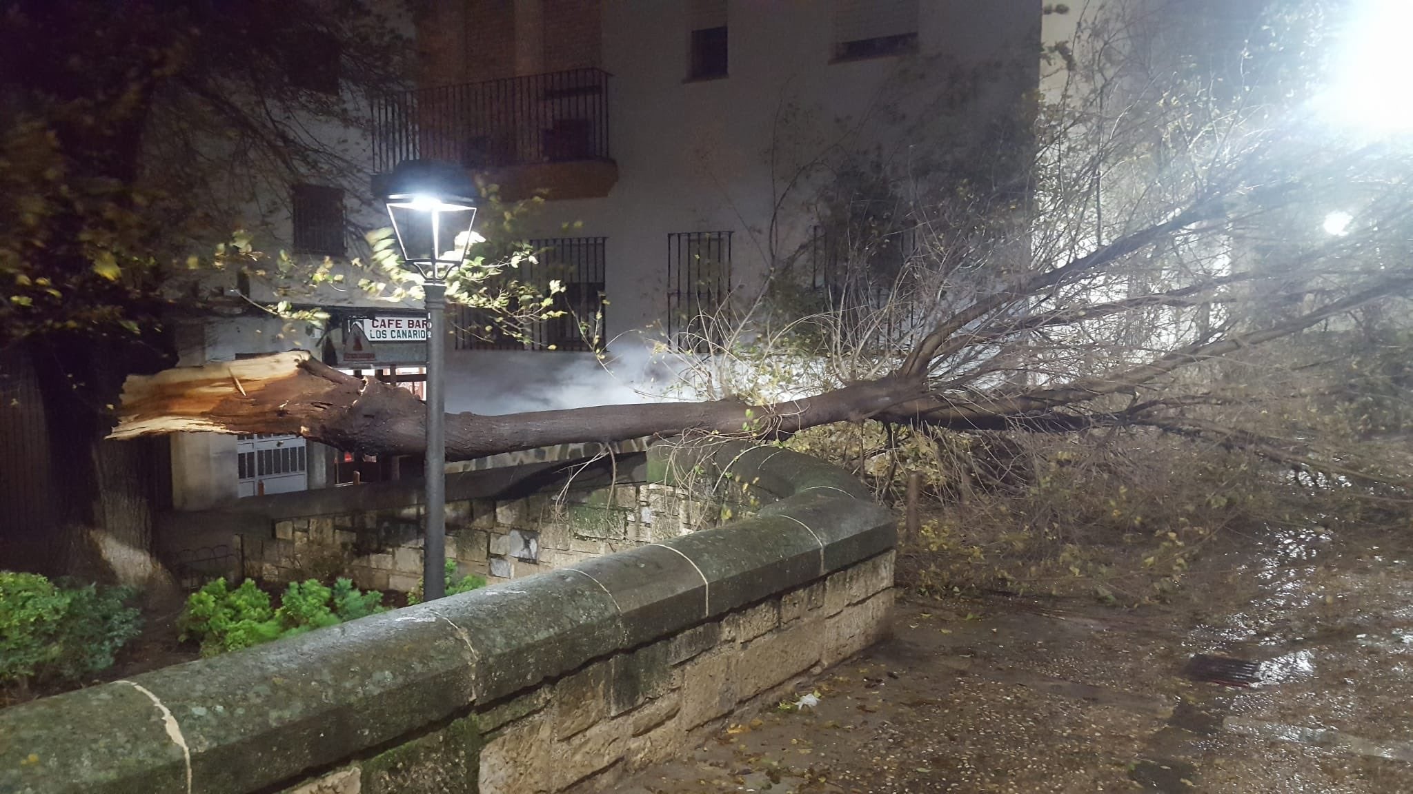 La lluvia y el viento han causado más de 80 incidencias en la provincia durante la noche, aún con alerta naranja, más de 200 desde que llegó Elsa