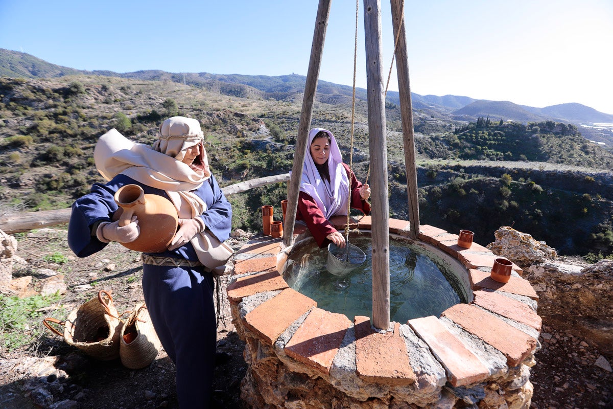 Cientos de personas se han acercado hoy, un año más, a disfrutar del espectacular Belén viviente de Los Tablones