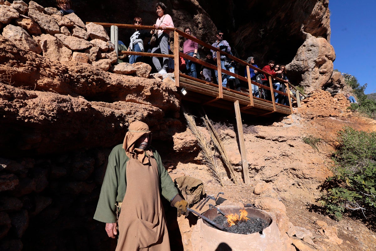 Cientos de personas se han acercado hoy, un año más, a disfrutar del espectacular Belén viviente de Los Tablones