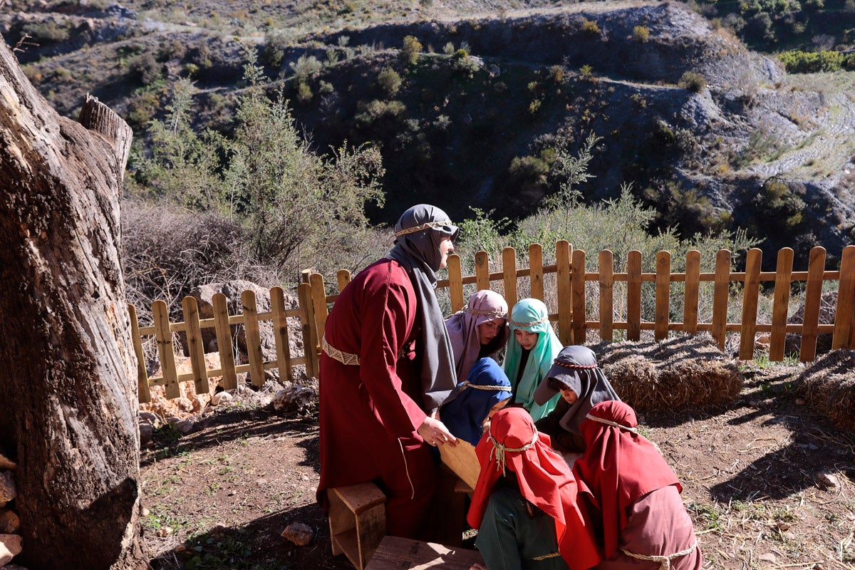 Cientos de personas se han acercado hoy, un año más, a disfrutar del espectacular Belén viviente de Los Tablones