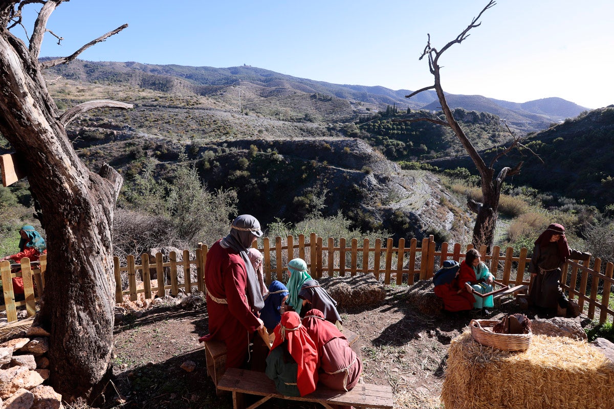 Cientos de personas se han acercado hoy, un año más, a disfrutar del espectacular Belén viviente de Los Tablones