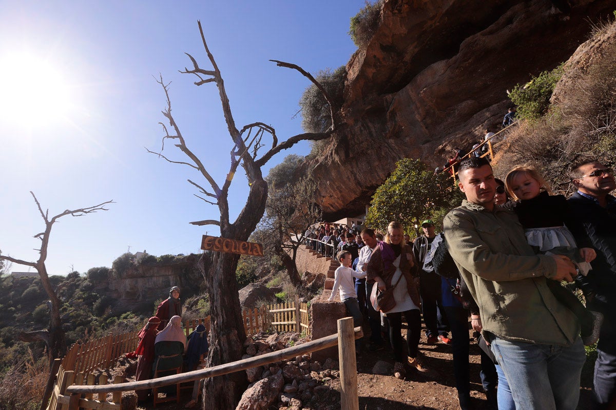 Cientos de personas se han acercado hoy, un año más, a disfrutar del espectacular Belén viviente de Los Tablones