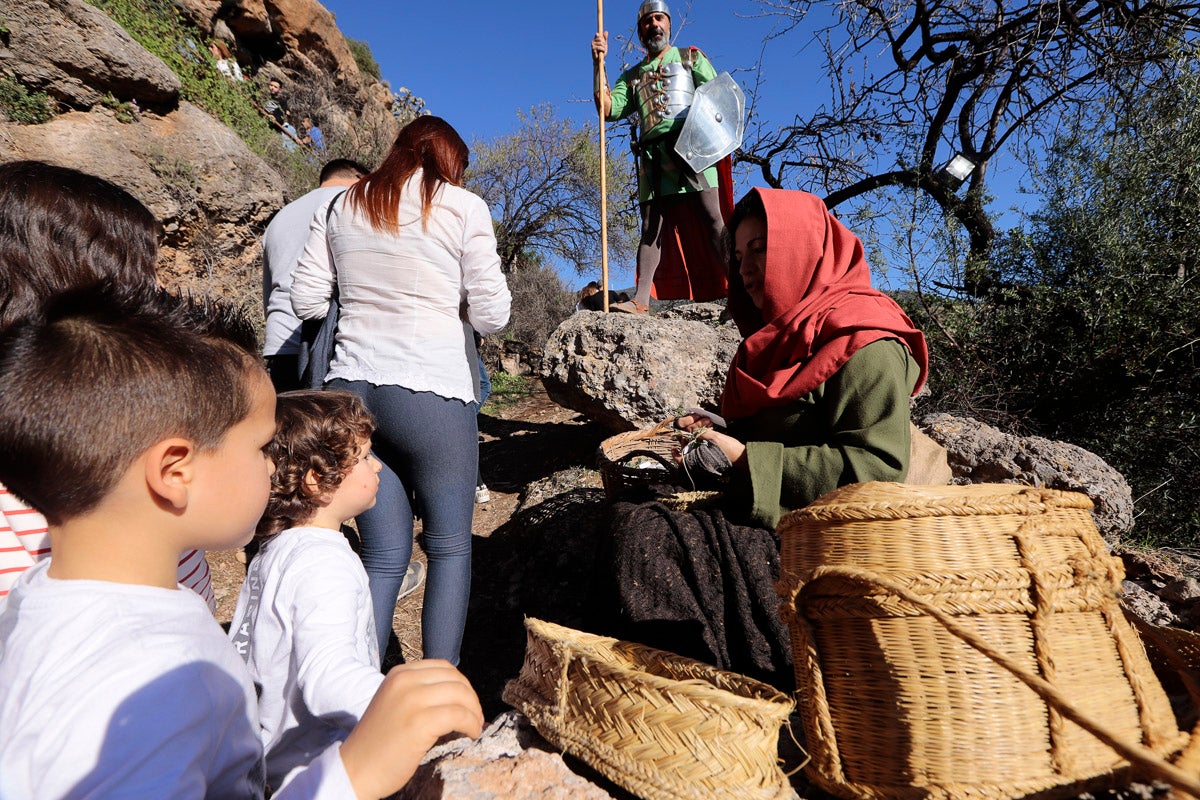 Cientos de personas se han acercado hoy, un año más, a disfrutar del espectacular Belén viviente de Los Tablones