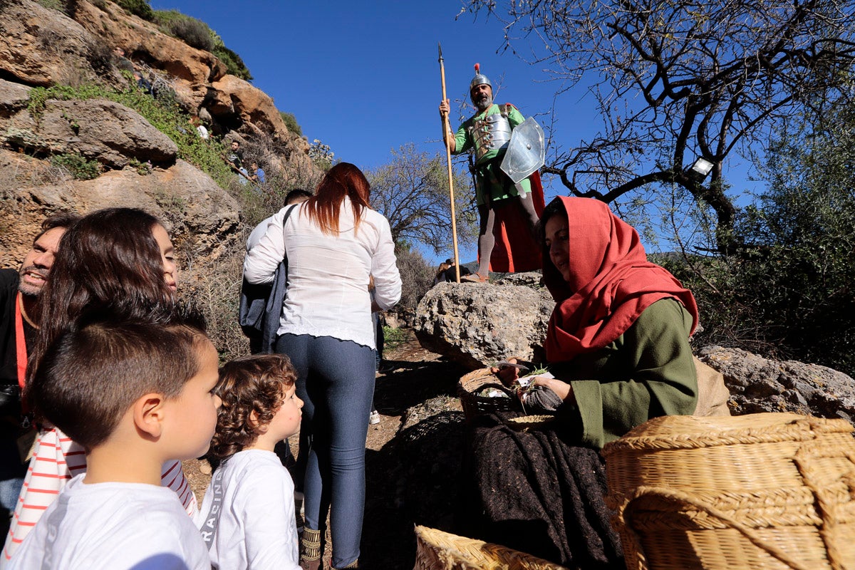 Cientos de personas se han acercado hoy, un año más, a disfrutar del espectacular Belén viviente de Los Tablones