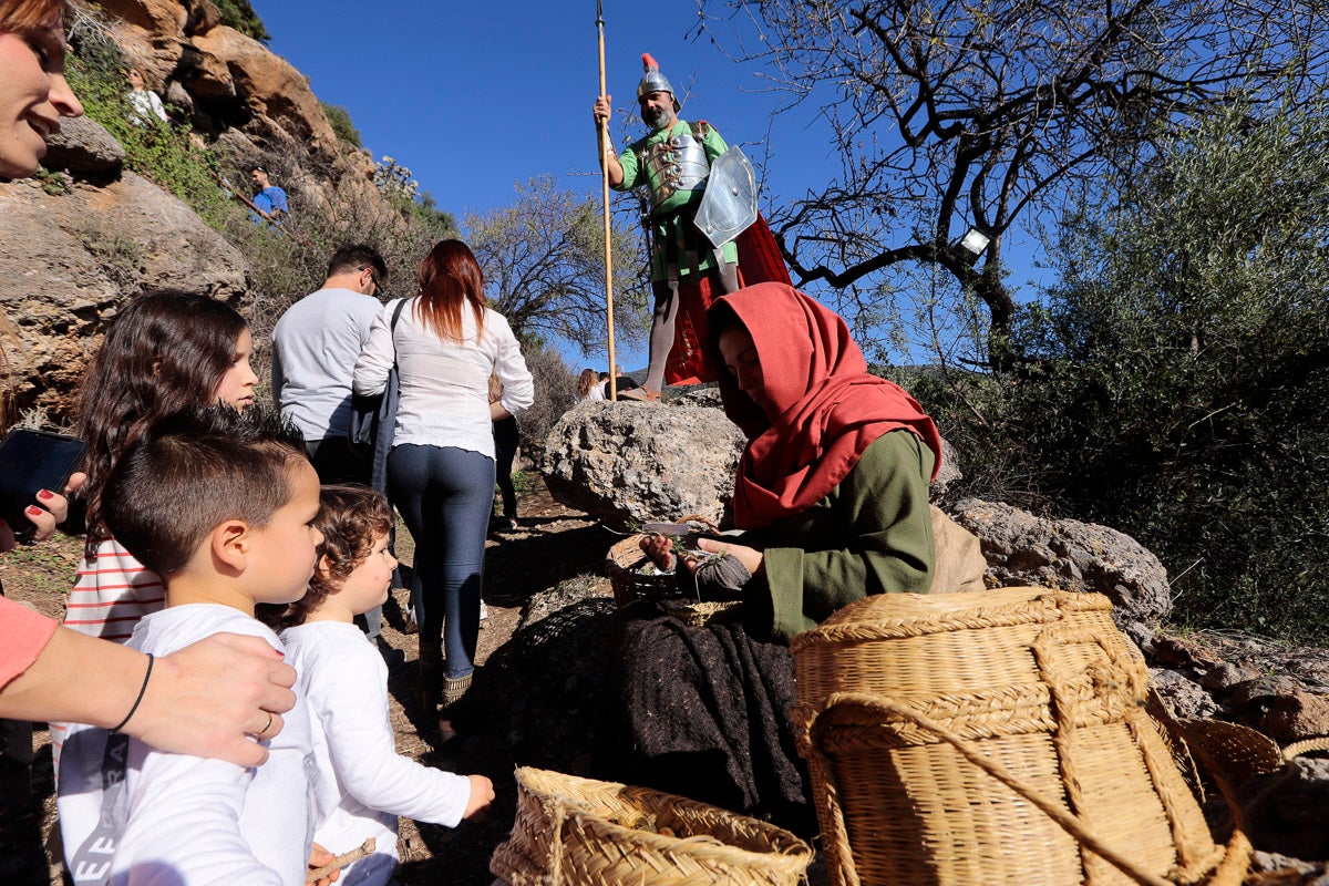 Cientos de personas se han acercado hoy, un año más, a disfrutar del espectacular Belén viviente de Los Tablones