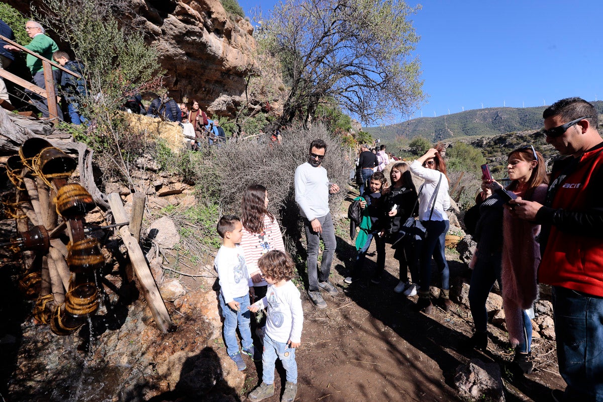 Cientos de personas se han acercado hoy, un año más, a disfrutar del espectacular Belén viviente de Los Tablones