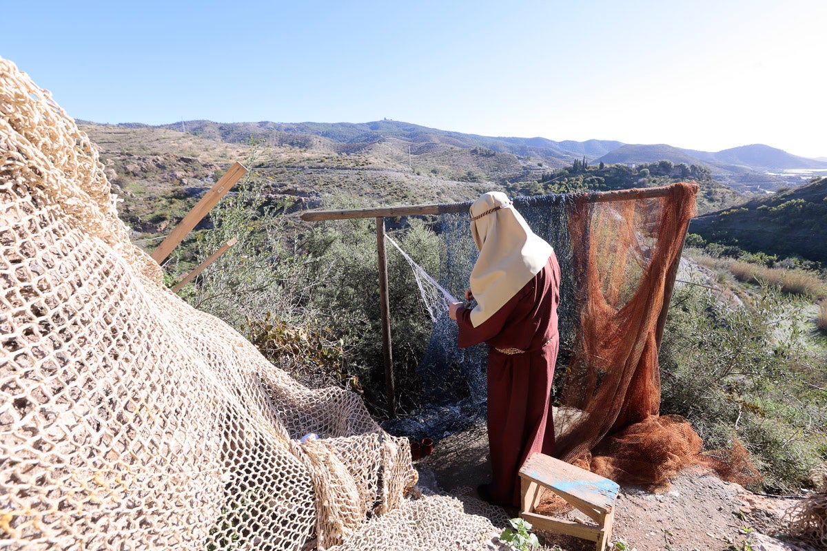 Cientos de personas se han acercado hoy, un año más, a disfrutar del espectacular Belén viviente de Los Tablones