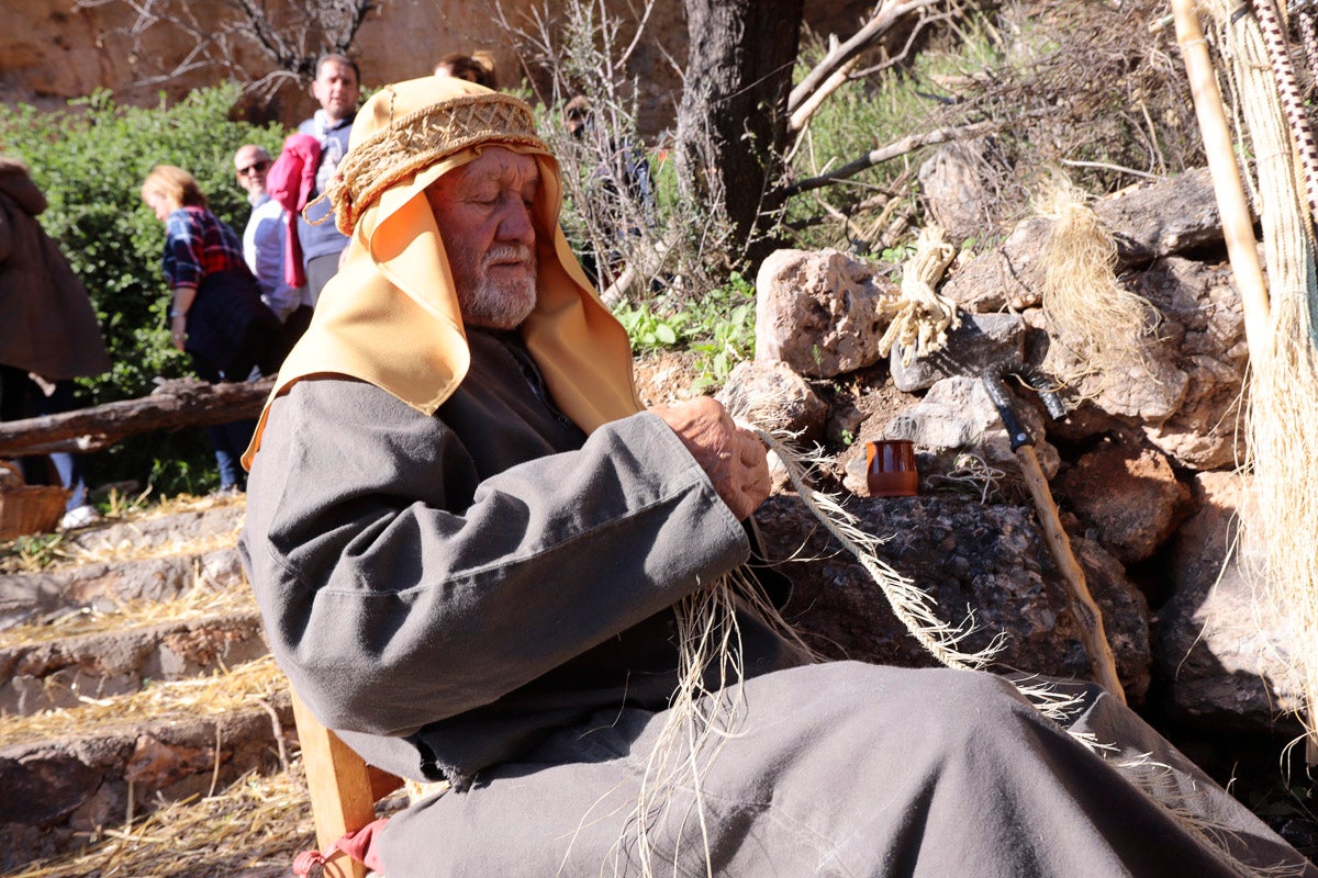 Cientos de personas se han acercado hoy, un año más, a disfrutar del espectacular Belén viviente de Los Tablones