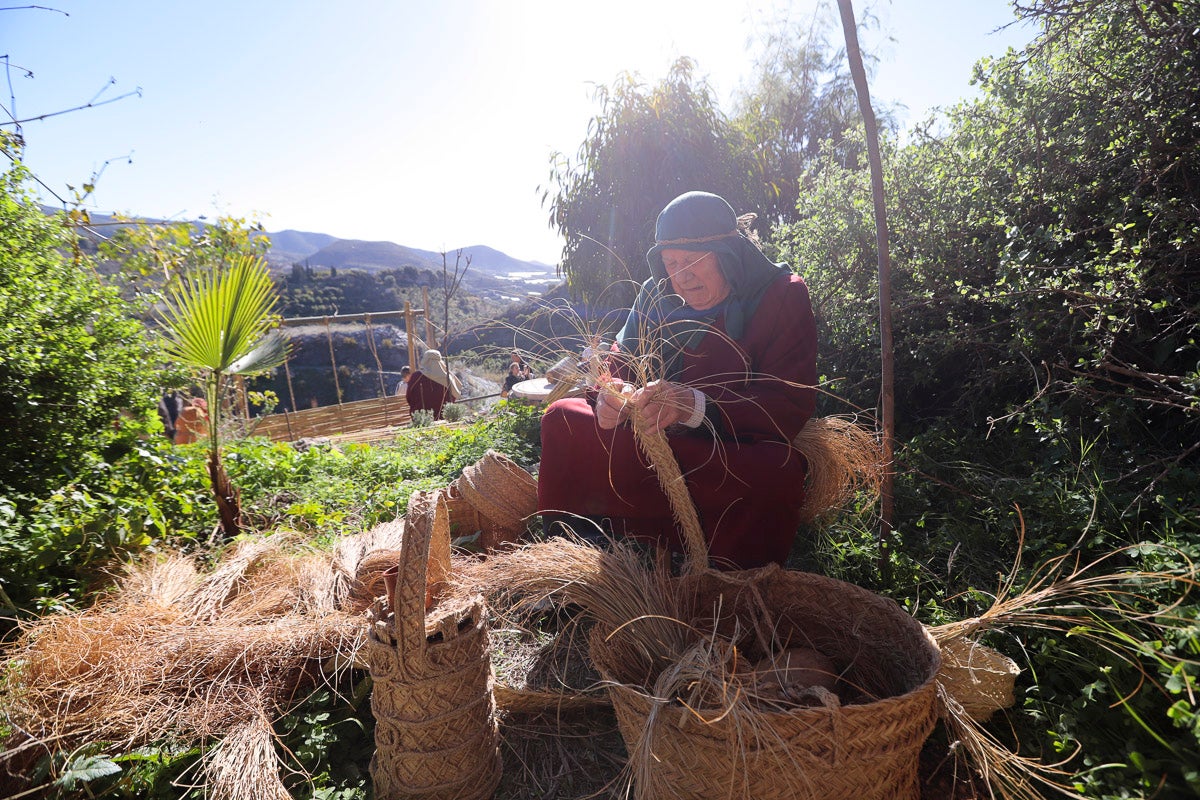 Cientos de personas se han acercado hoy, un año más, a disfrutar del espectacular Belén viviente de Los Tablones