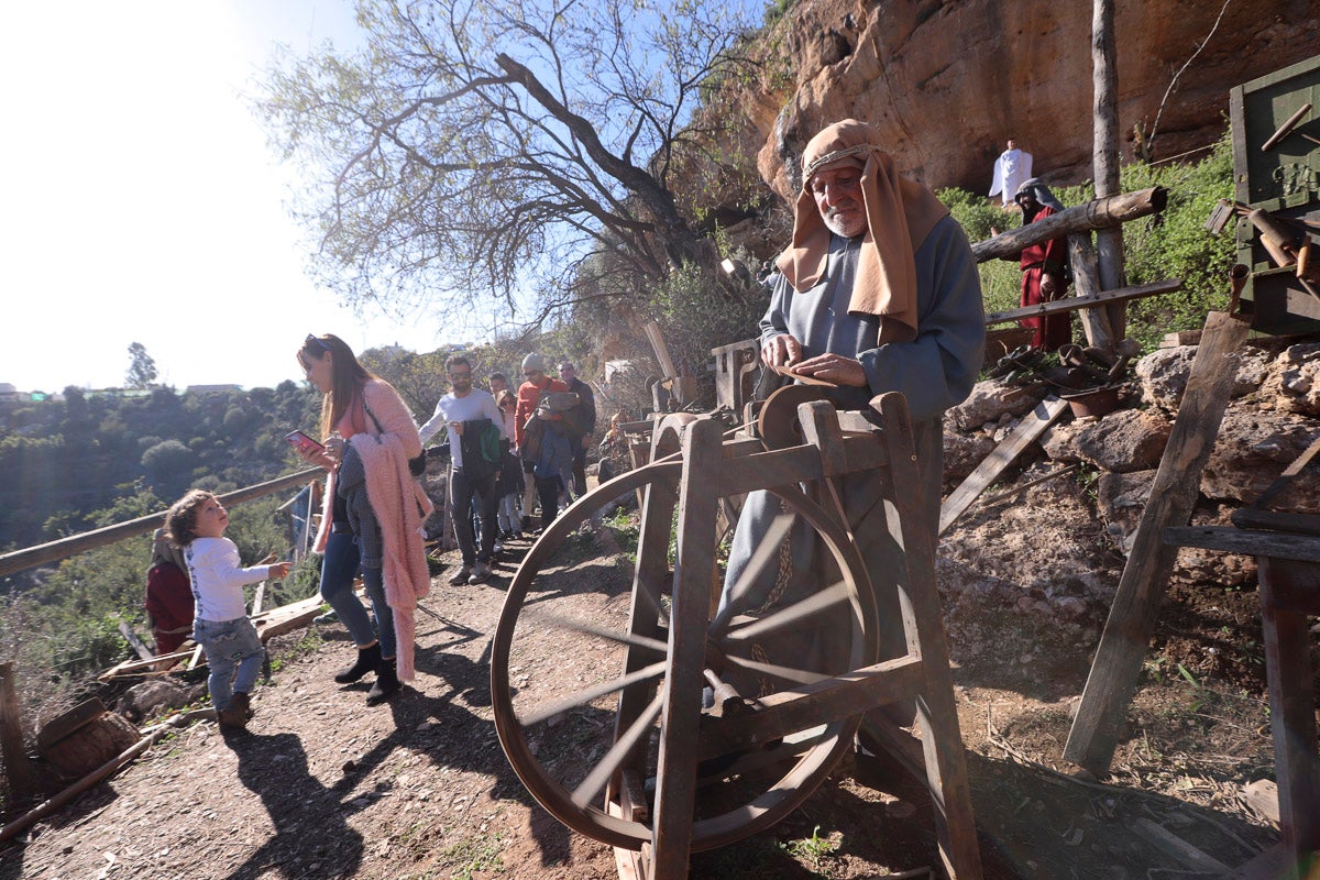 Cientos de personas se han acercado hoy, un año más, a disfrutar del espectacular Belén viviente de Los Tablones