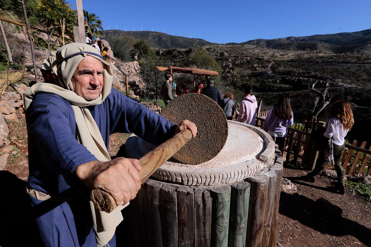 Cientos de personas se han acercado hoy, un año más, a disfrutar del espectacular Belén viviente de Los Tablones