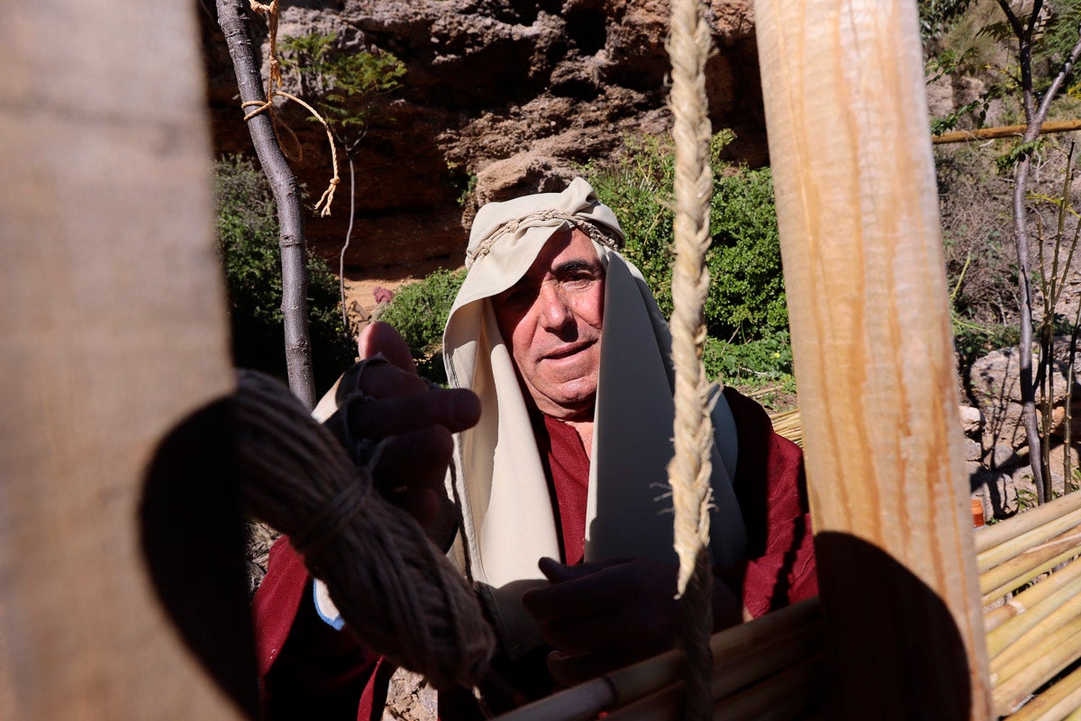 Cientos de personas se han acercado hoy, un año más, a disfrutar del espectacular Belén viviente de Los Tablones