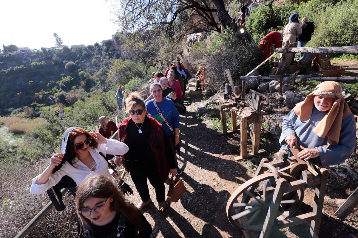 Cientos de personas se han acercado hoy, un año más, a disfrutar del espectacular Belén viviente de Los Tablones
