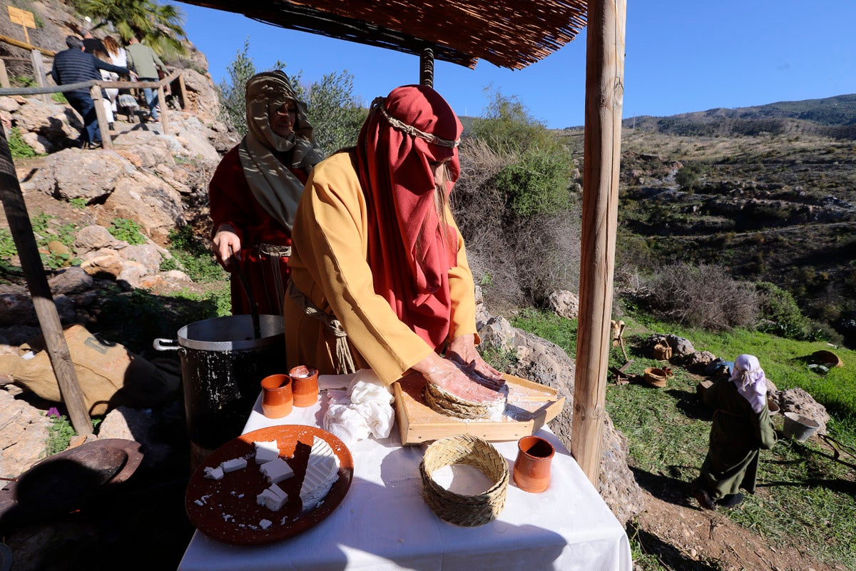 Cientos de personas se han acercado hoy, un año más, a disfrutar del espectacular Belén viviente de Los Tablones