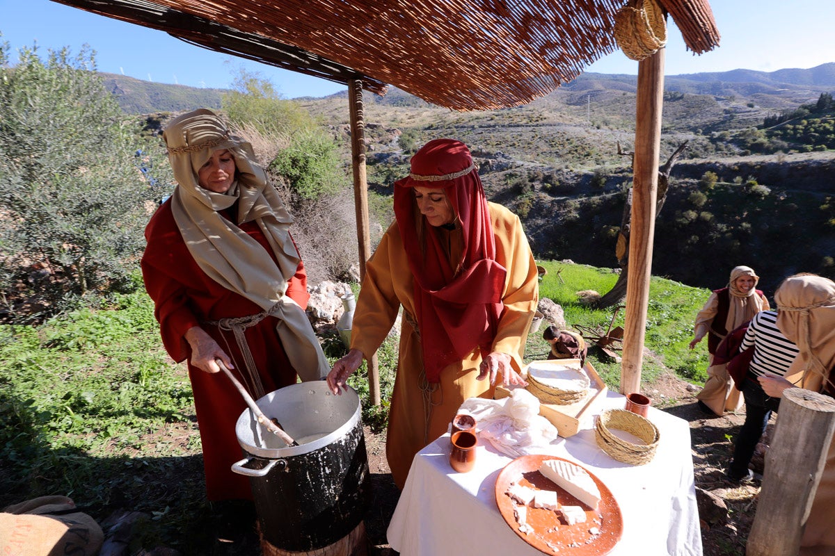 Cientos de personas se han acercado hoy, un año más, a disfrutar del espectacular Belén viviente de Los Tablones