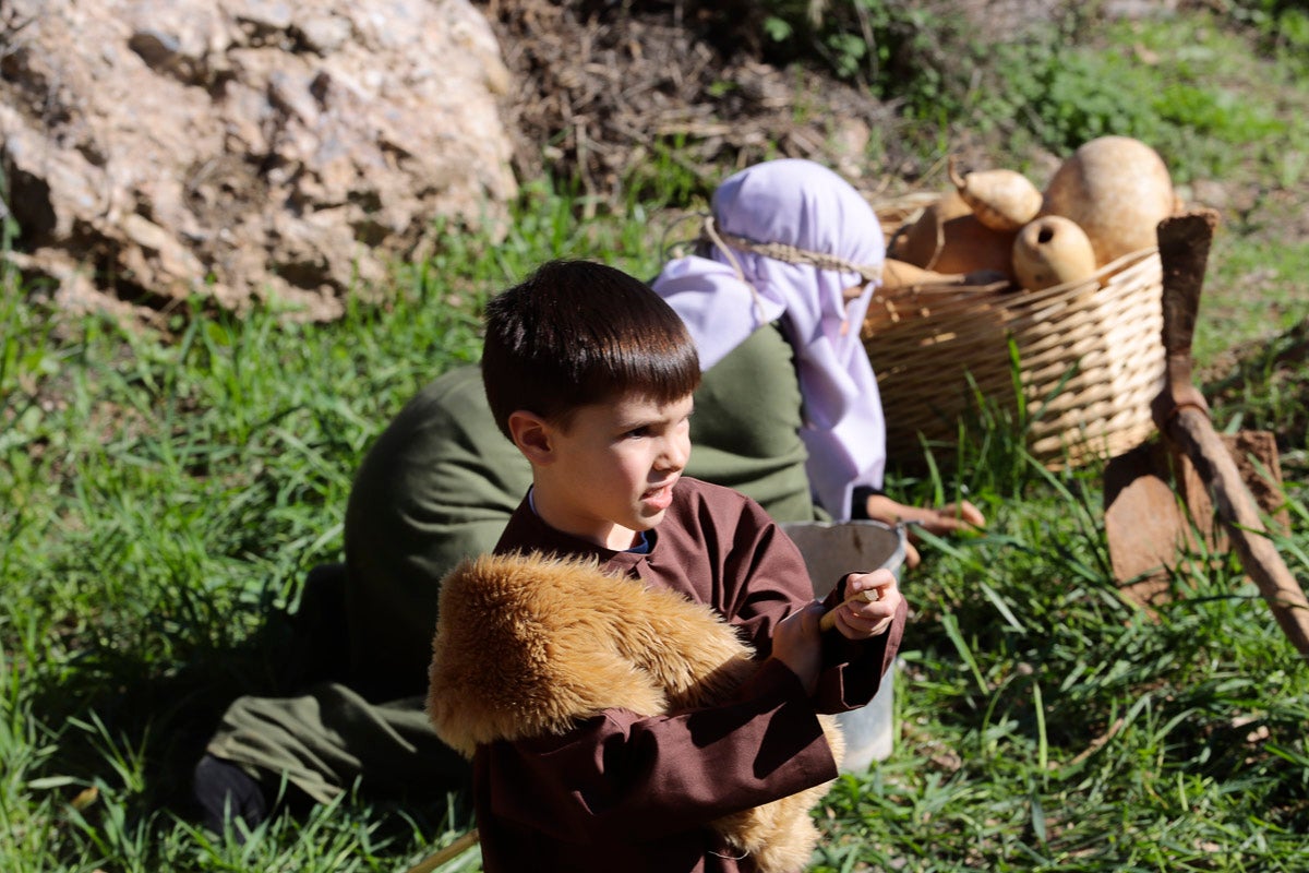 Cientos de personas se han acercado hoy, un año más, a disfrutar del espectacular Belén viviente de Los Tablones
