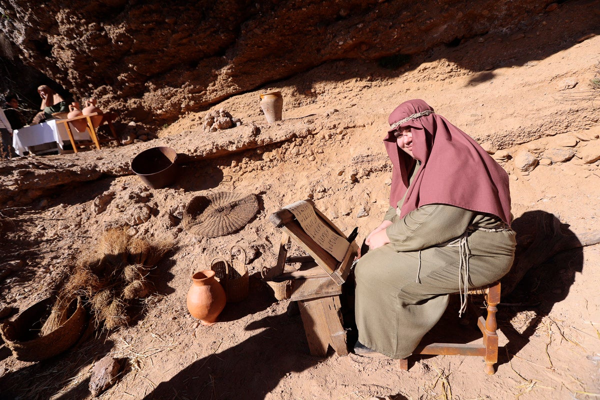 Cientos de personas se han acercado hoy, un año más, a disfrutar del espectacular Belén viviente de Los Tablones