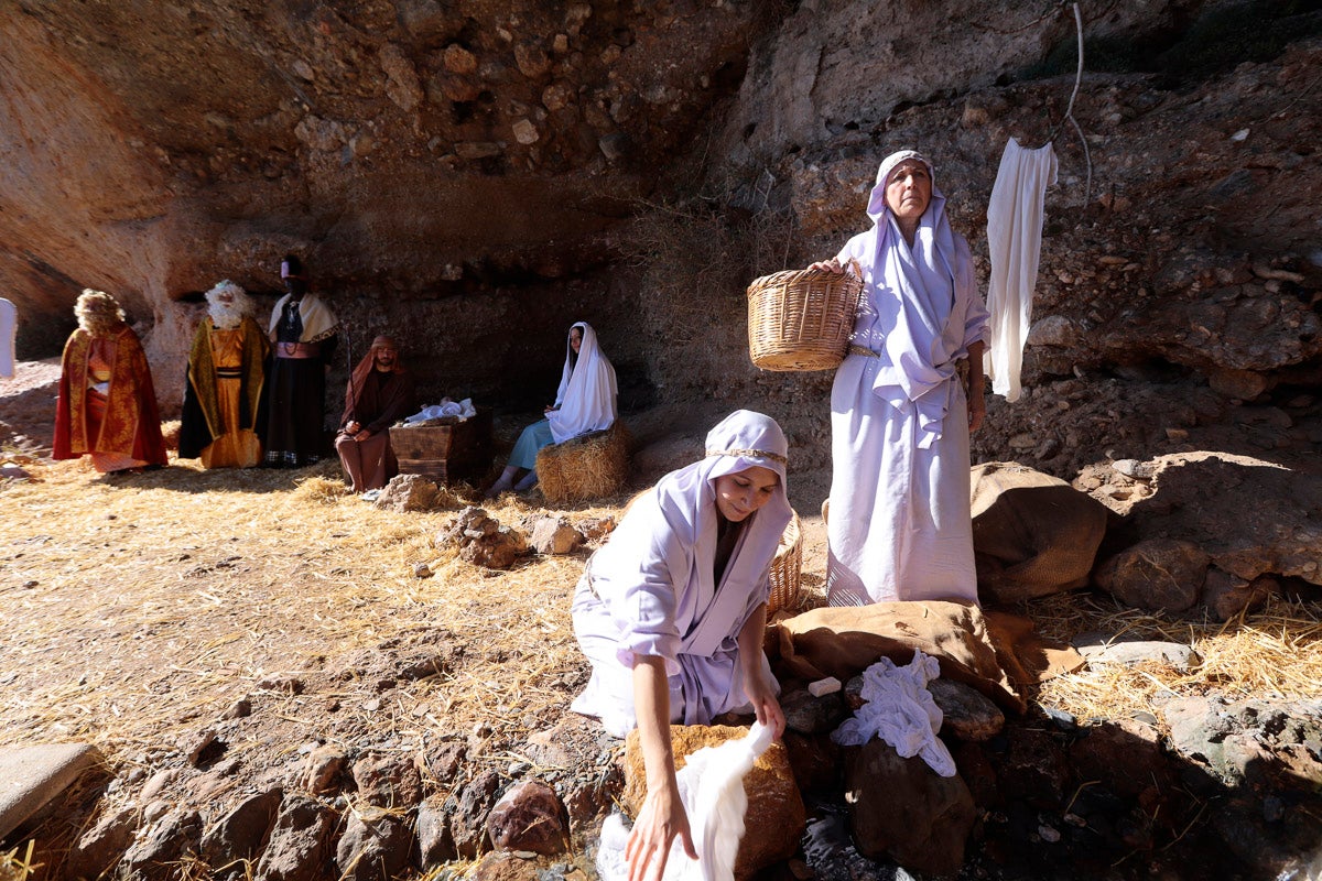 Cientos de personas se han acercado hoy, un año más, a disfrutar del espectacular Belén viviente de Los Tablones