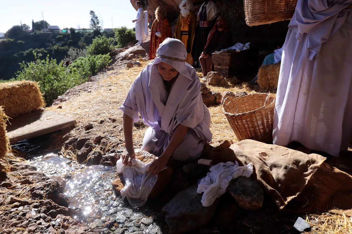 Cientos de personas se han acercado hoy, un año más, a disfrutar del espectacular Belén viviente de Los Tablones