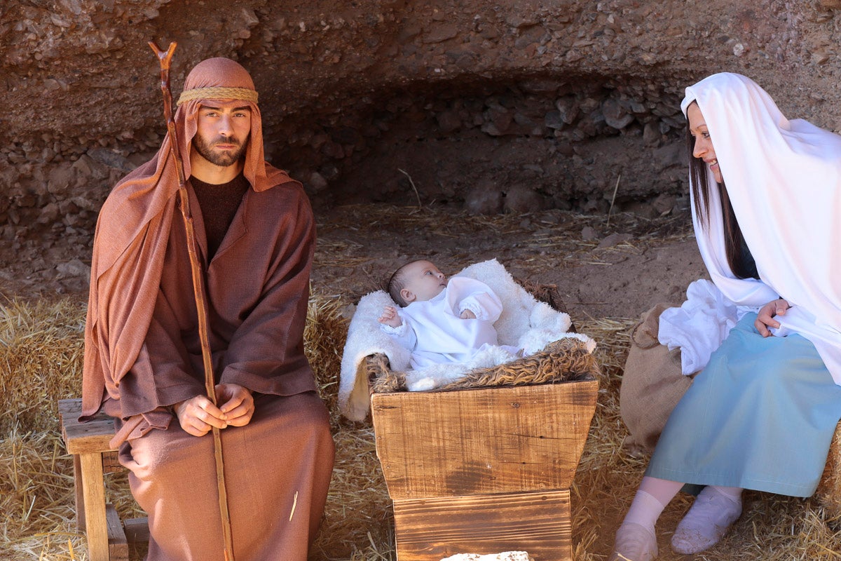 Cientos de personas se han acercado hoy, un año más, a disfrutar del espectacular Belén viviente de Los Tablones