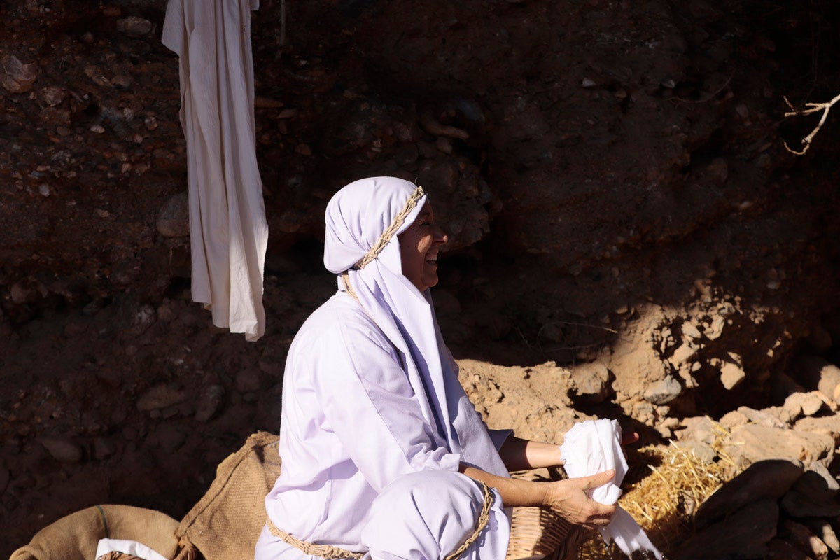 Cientos de personas se han acercado hoy, un año más, a disfrutar del espectacular Belén viviente de Los Tablones