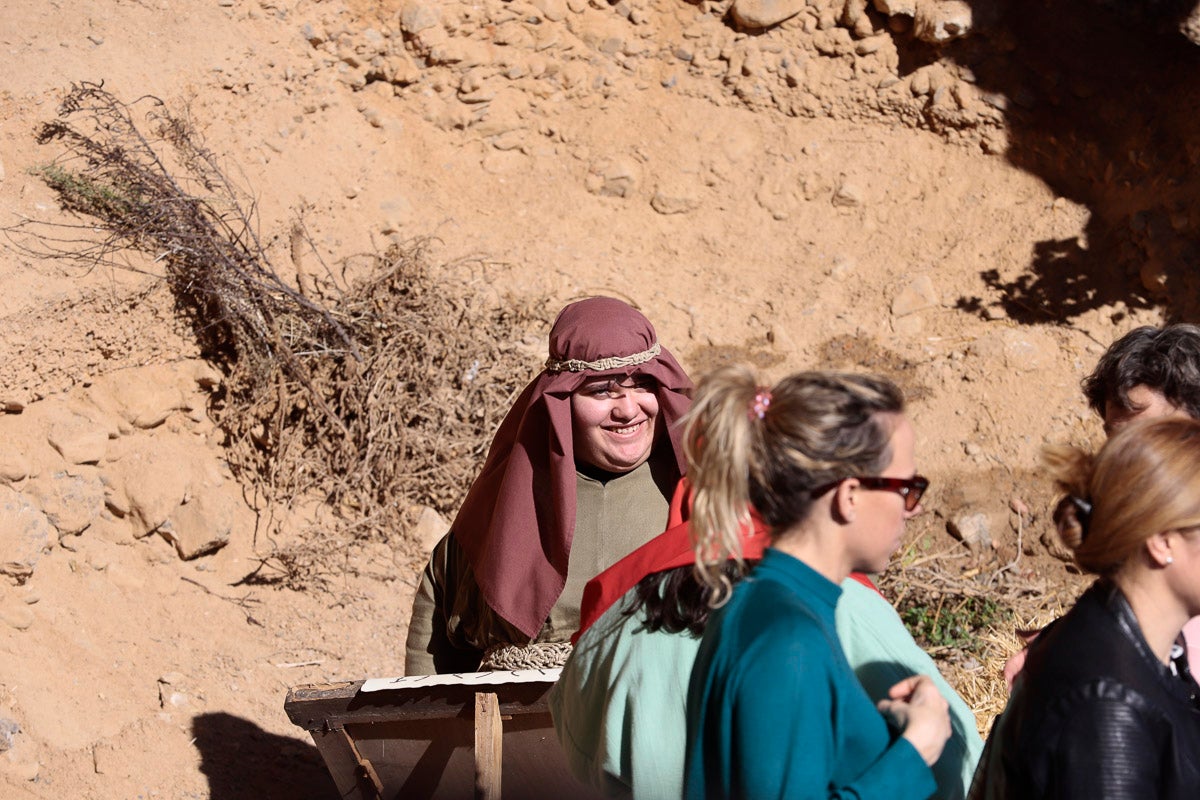 Cientos de personas se han acercado hoy, un año más, a disfrutar del espectacular Belén viviente de Los Tablones