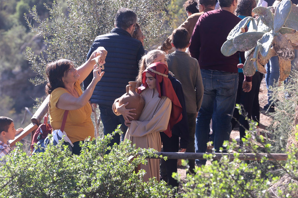Cientos de personas se han acercado hoy, un año más, a disfrutar del espectacular Belén viviente de Los Tablones
