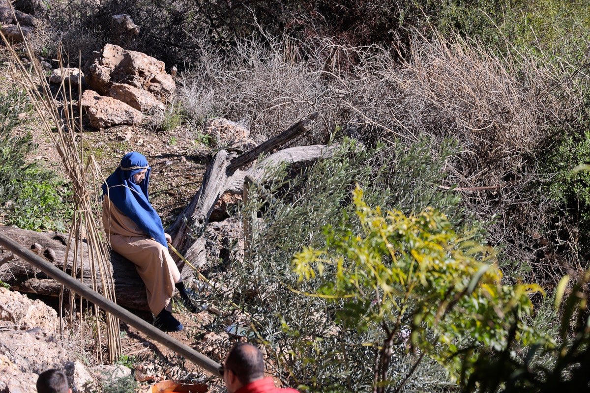 Cientos de personas se han acercado hoy, un año más, a disfrutar del espectacular Belén viviente de Los Tablones