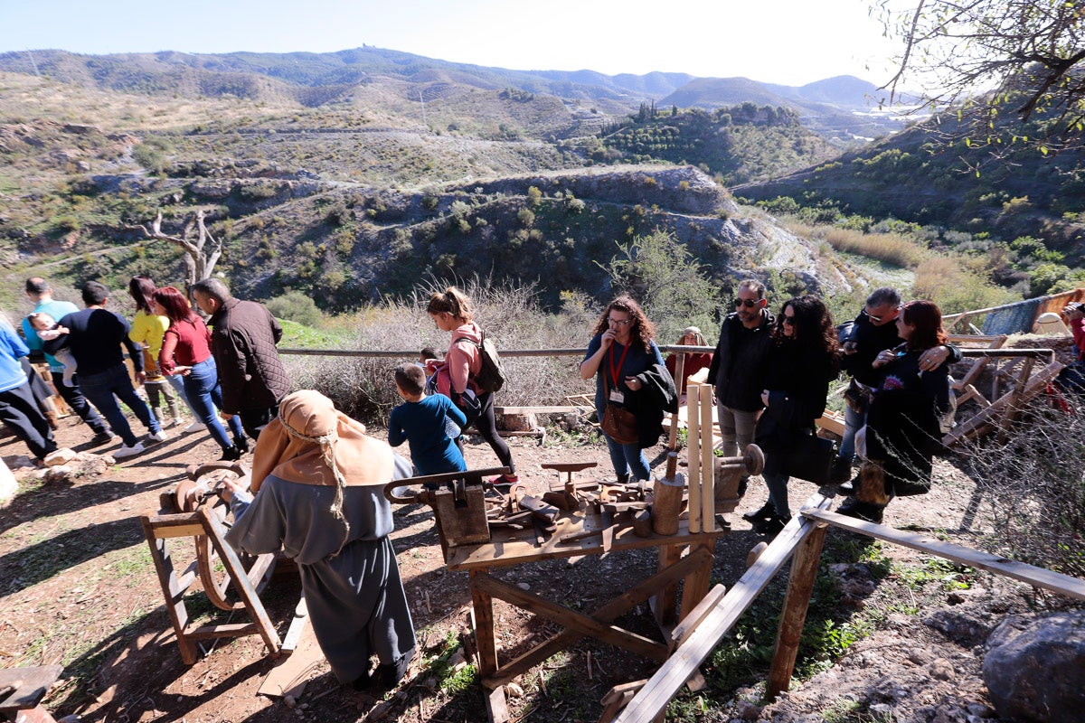 Cientos de personas se han acercado hoy, un año más, a disfrutar del espectacular Belén viviente de Los Tablones